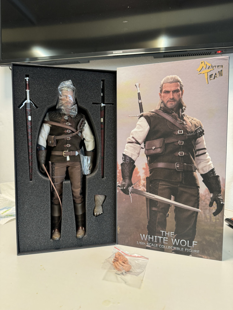 Master Team - 1/6 the White Wolf -  The Witcher Geralt_0