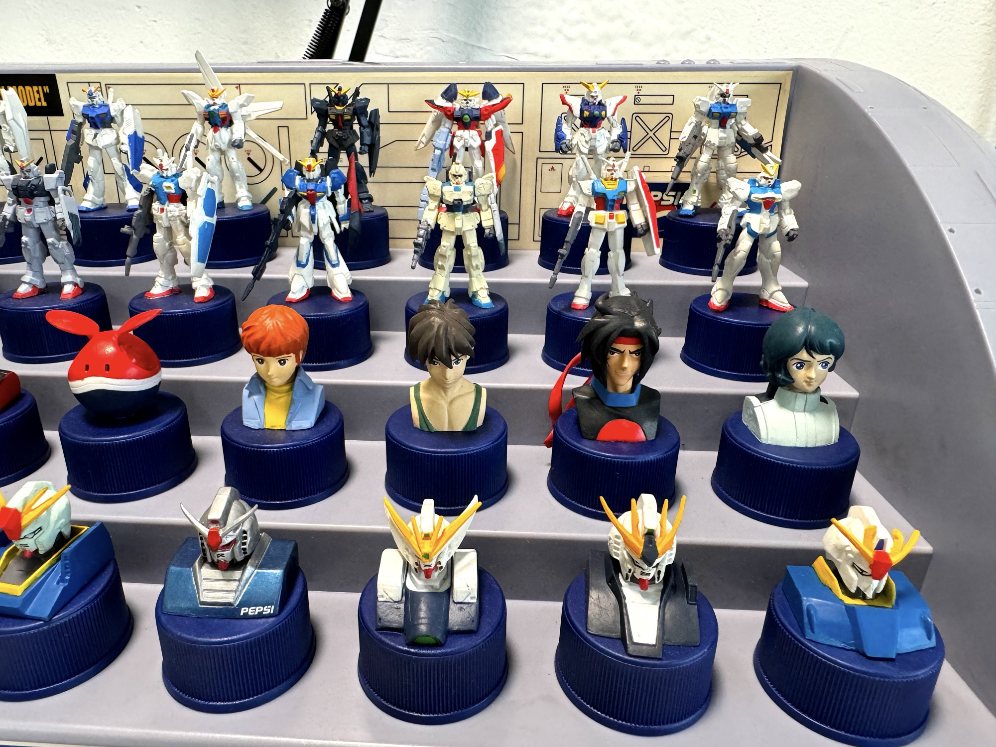 Gundam_ ガンダム25周年ボトルキャップコレクション瓶蓋收藏收藏舞台 _2