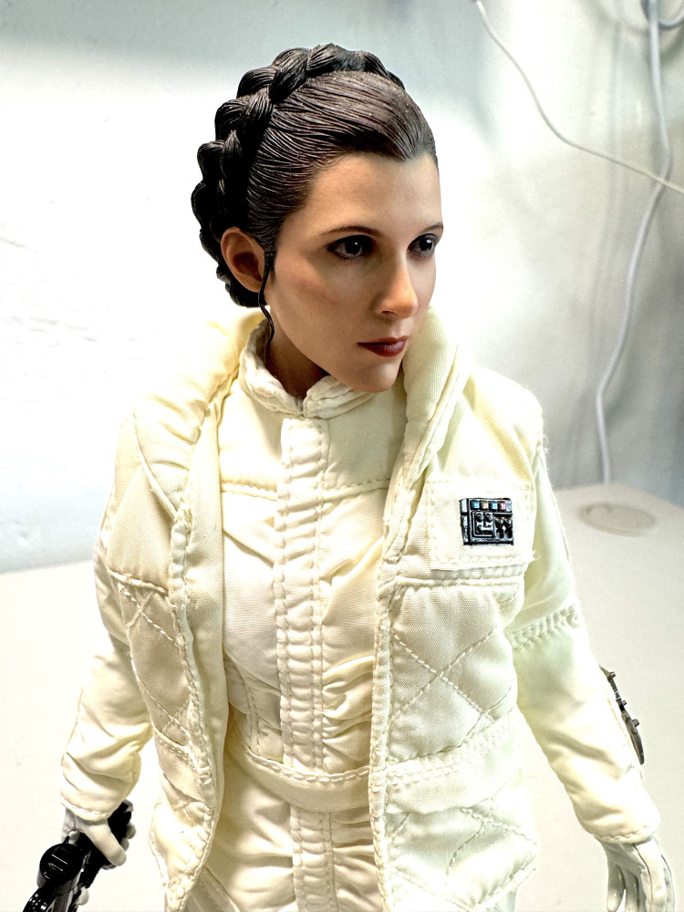Hot Toys 1/6 Star Wars ESB Hoth Princess Leia_1