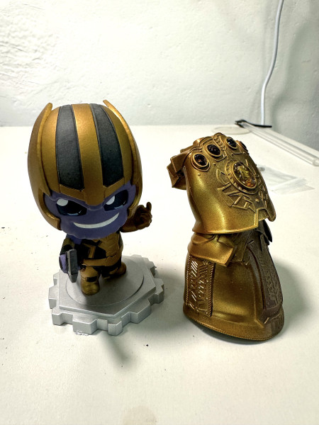 Hot Toys Marvel Avengers Thanos & Infinity Gauntlet