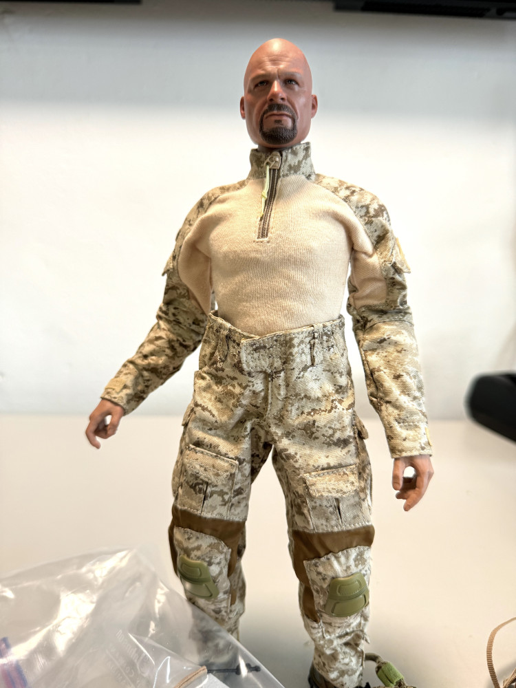 1/6  figure 軍人 (光頭)_1