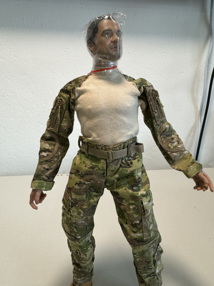 1/6  figure 軍人 (迷彩 。未穿裝備)_1