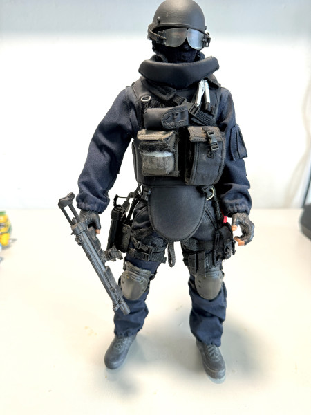 1/6  figure 軍人 (深藍。眼罩)2