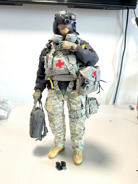 1/6 figure 軍人 ( 紅十字) _0