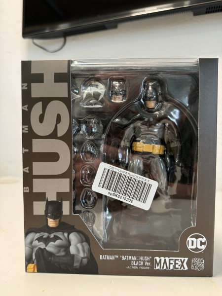 Medicom 1/6 Batman Hush Black Version_0