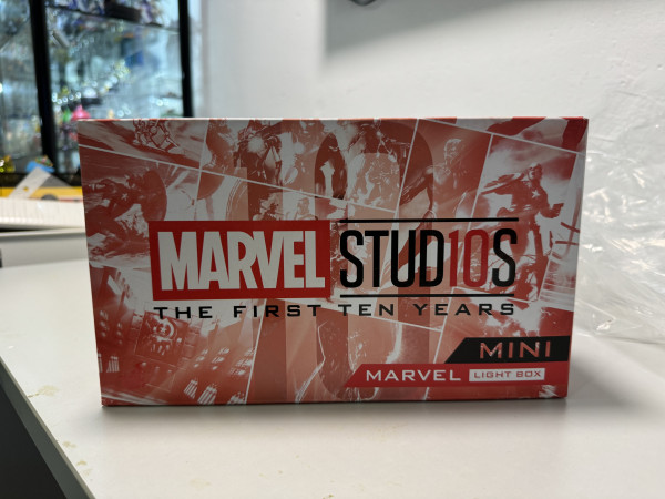 Hot Toys Marvel Studios 10th Anniversary 紅色 燈箱_0