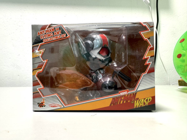 Hot Toys Cosbaby Ant-Man on Flying Ant collectible Set