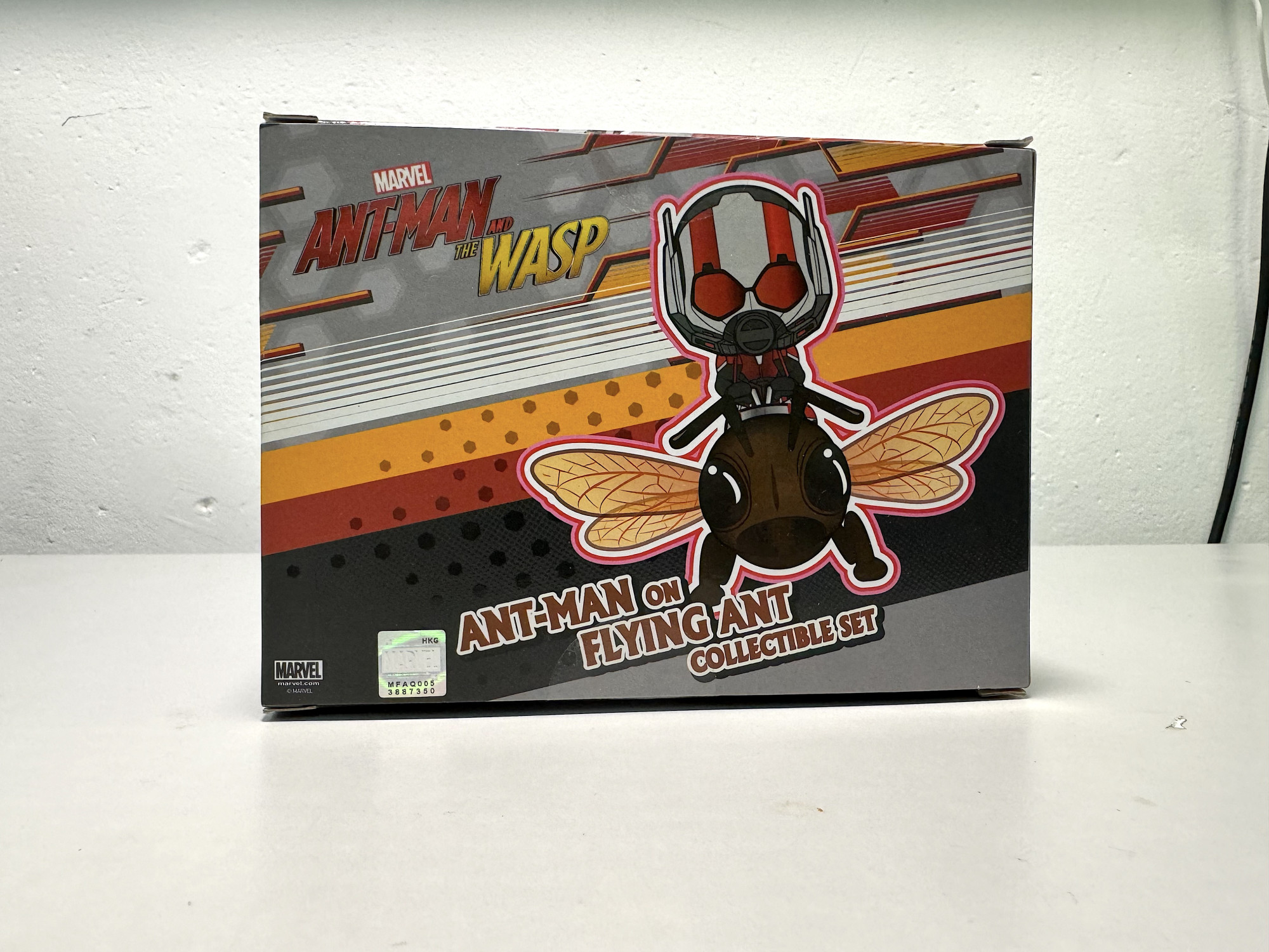 Hot Toys Cosbaby Ant-Man on Flying Ant collectible Set_1